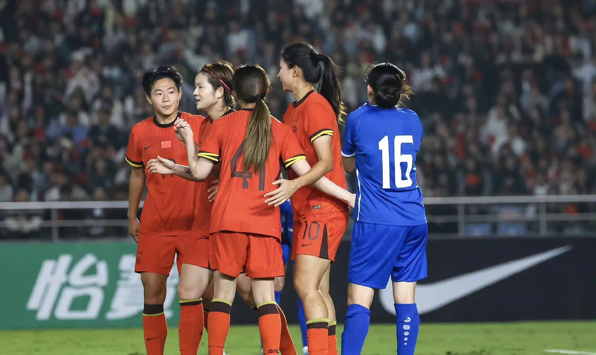 中国国家女足团结互助，比赛中取得喜人成绩