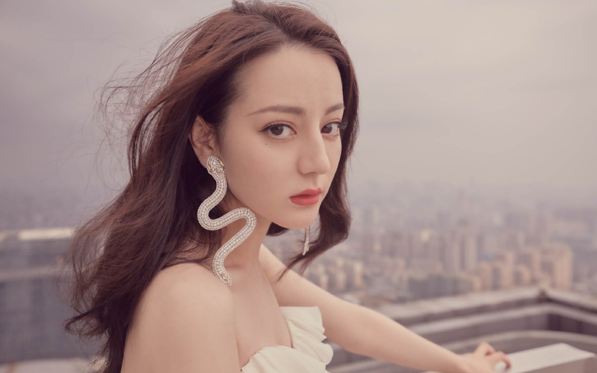 红白交错的夜晚，F1引擎轰鸣处，保罗的进球改写两个赛场